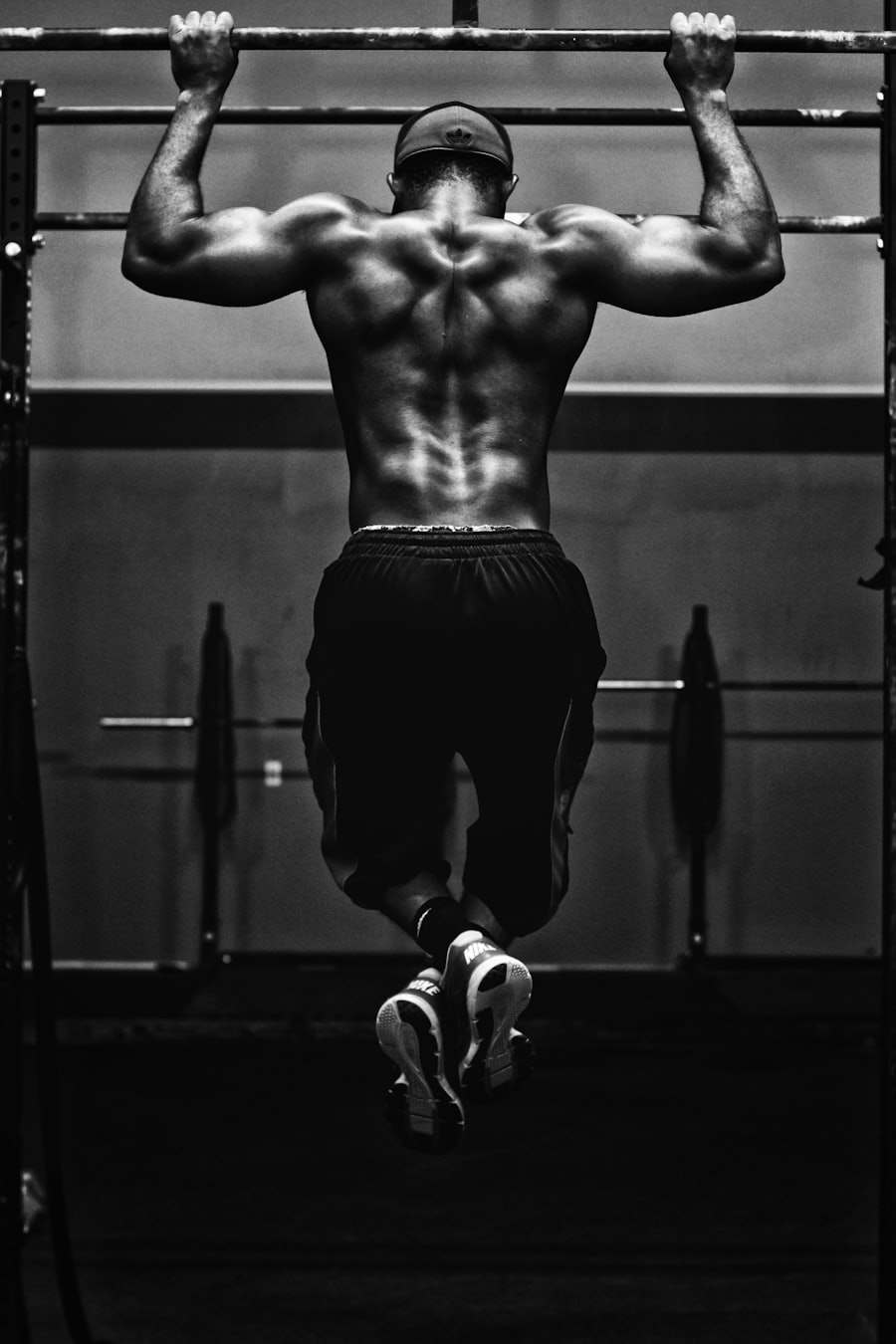 Coach mid pull-up, back muscles in high contrast